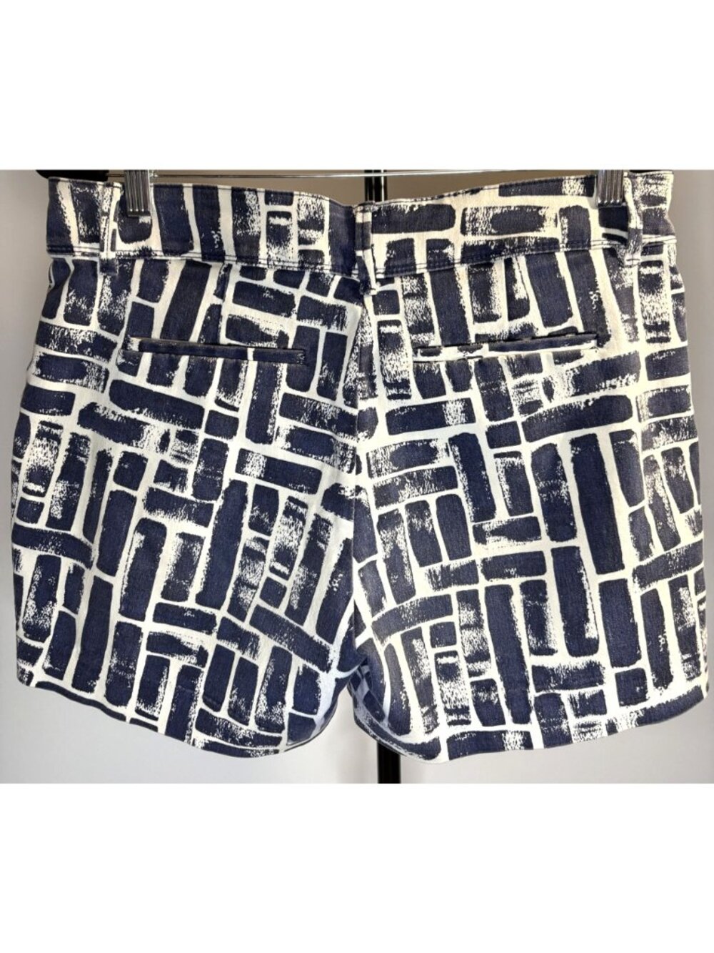 The LIMITED Women's Navy Blue White Geometric Tailored Shorts Pockets Size 10 - Picture 3 of 14